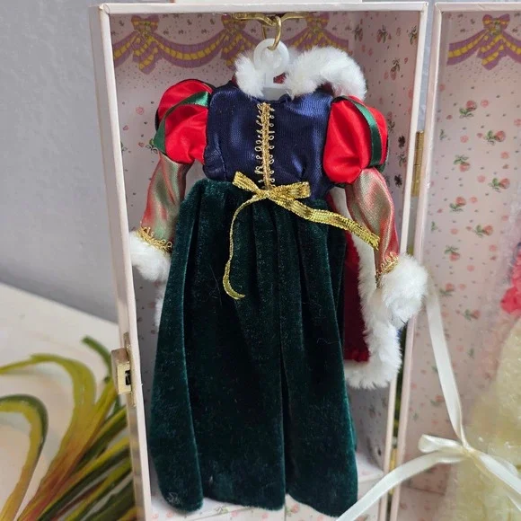 Vintage 10" Porcelain Snow White Style Doll 2 Extra Outfits & Music Box Trunk‎ - Picture 7 of 16